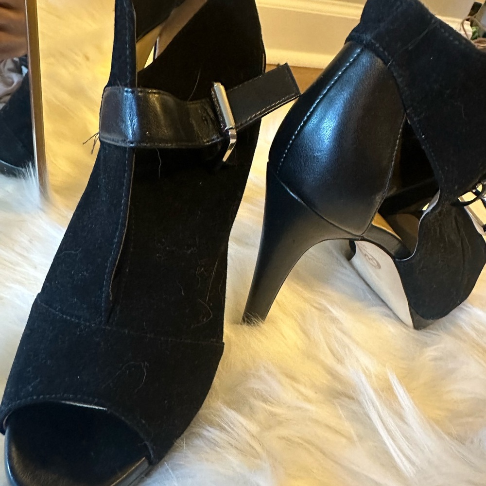 Size 7 1/2 Michael Kors peep toe heel